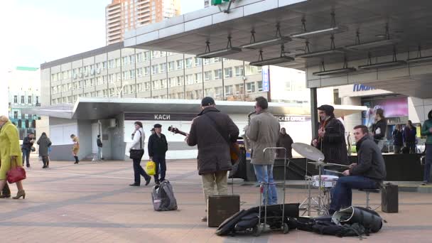 Buskers afspelen van muziek — Stockvideo