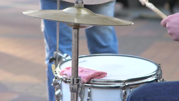 Músico Rua Tocando Tambores Tambores Madeira Conjunto Tambores Membrana Tambor — Vídeo de Stock