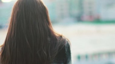 Kız şehrin arka plan üzerinde duruyor