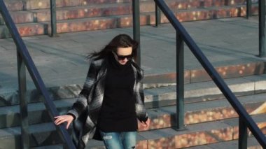 Kız merdivenlerden iner