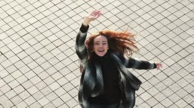 gülümseyen ve sallayarak genç kadın