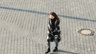 Yukarıdan kare görünümü üzerinde yürüyen kız