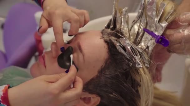 Dziewczyna w salon kosmetyczny — Wideo stockowe