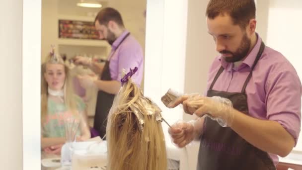 Cabeleireiro tingir o cabelo — Vídeo de Stock