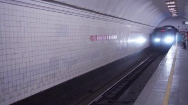 Metro tren istasyonunda geldi