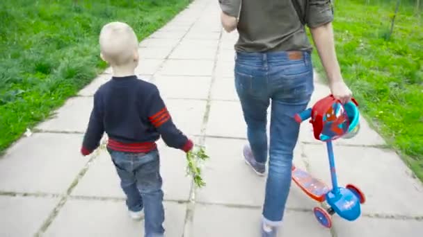 Mamá con un niño caminando por un sendero — Vídeo de stock