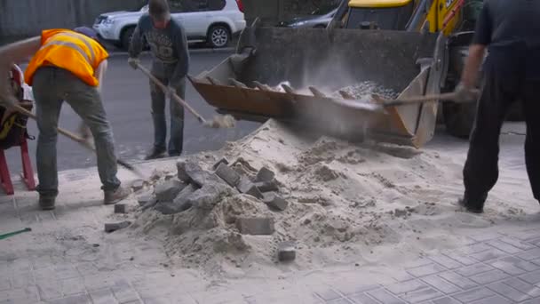 用铁铲铲工作的工人 — 图库视频影像
