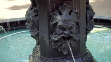 Jet su Çeşmesi'ağzından dökülen