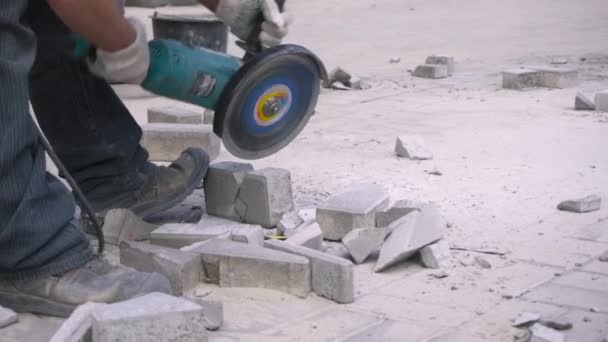 Arbetaren sågning sten — Stockvideo