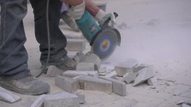 İşçi Testere Kesme Levhaları, Dairesel Testere, Eldivenler ve Sopa Ayak Taşı Bıçakla Çalışırken, 4k