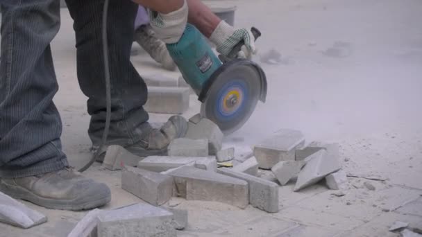 Munkás Fűrész Útburkoló Lapok Körfűrész Munkakesztyű Stick Foot Stone Amikor — Stock videók