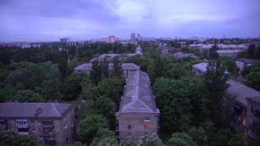 Ağaçlar Arasında Şehir Çatıları