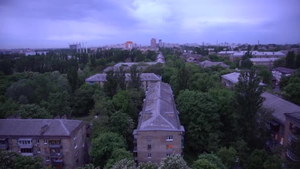 Městské střechy mezi stromy — Stock video