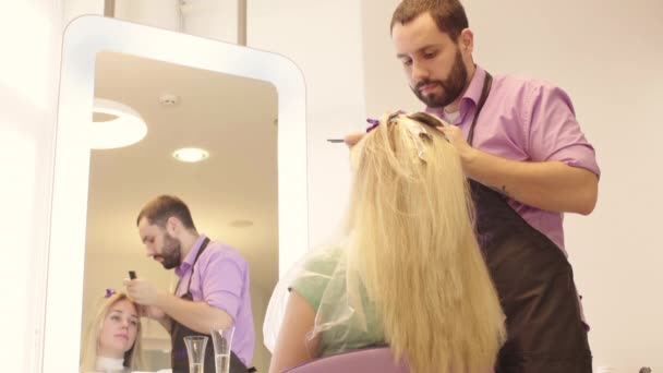 Un homme barbu au travail dans un salon de beauté — Video