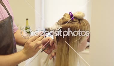 Stilist Kuaför saç boyama yapar