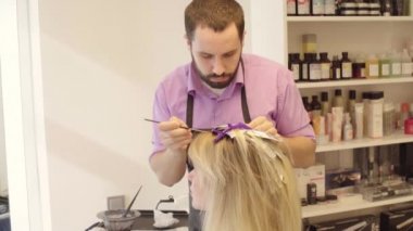 Yakışıklı adam çalışır bir kuaför olarak