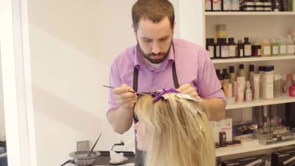 Hombre guapo trabaja como peluquero — Vídeo de stock