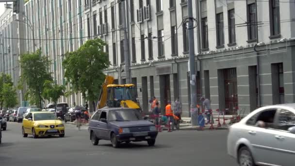 Tractor en la calle — Vídeos de Stock