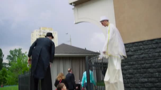 Deux personnes penchées dans le parc pour enfants — Video