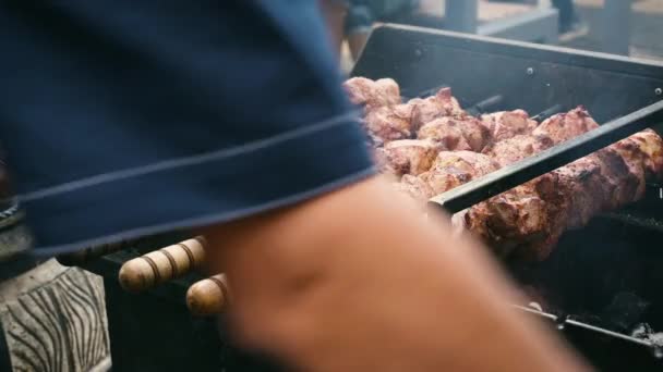 Cinco espetos com pedaços de carne — Vídeo de Stock