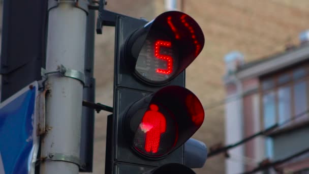 Przesunięcie światła drogowego świeci na czerwono — Wideo stockowe
