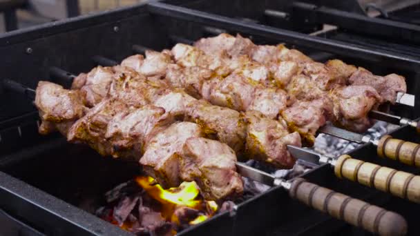 La carne da vuelta sobre el fuego — Vídeo de stock