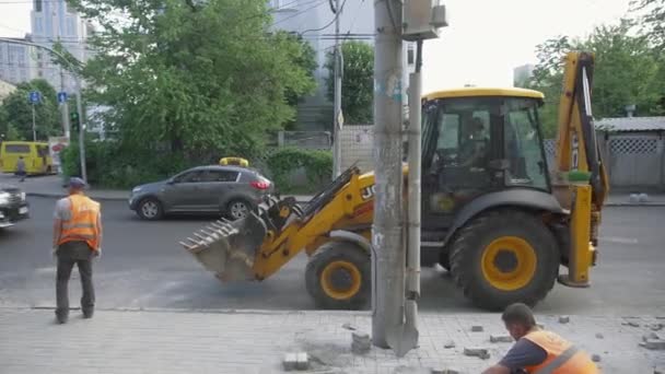 Excavator Travels on City Street — Stock Video