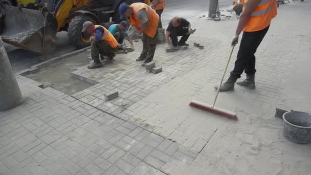 Trabajadores pusieron losas de pavimentación — Vídeos de Stock