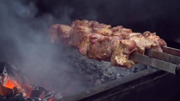 М'ясо обсмажується на вогні — стокове відео