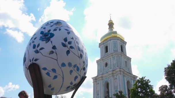 教会背景上的鸡蛋 — 图库视频影像