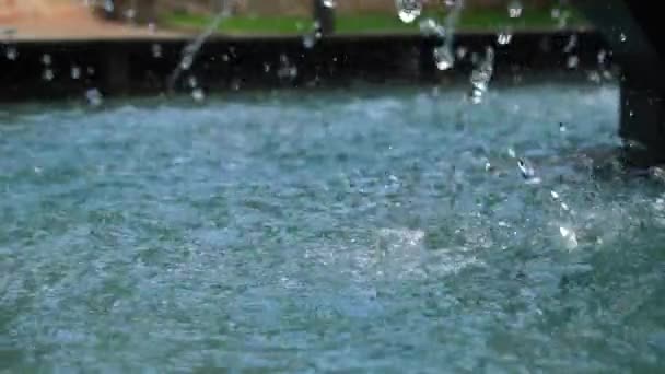 Ein Wasserstrahl in einem Springbrunnen — Stockvideo