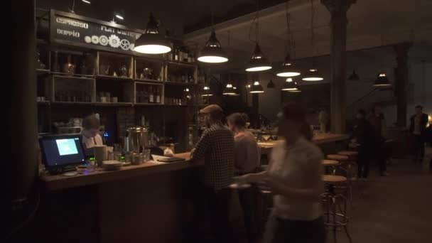 Návštěvníci sedí u baru — Stock video
