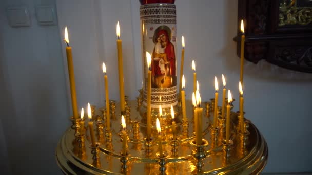 Svíčky hořící v kostele — Stock video