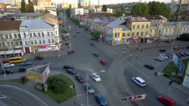 Top Widok Skrzyżowanie Dróg Samochody Ride Przejażdżki Tramwajem Szynach Ruchliwy — Wideo stockowe