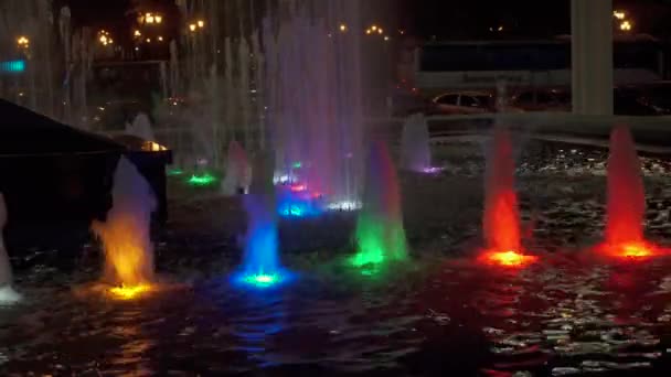 Primo piano di una fontana di notte — Video Stock