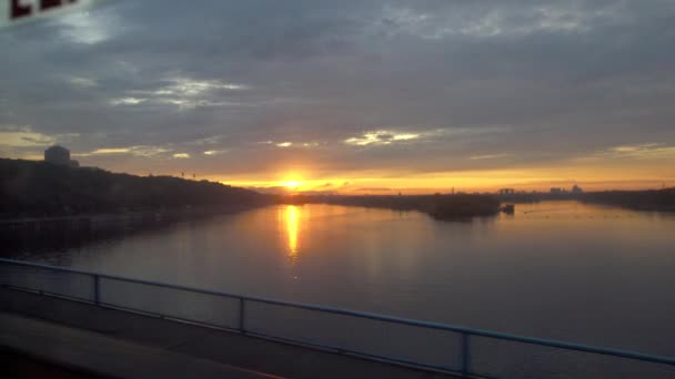 夕阳西下在城里的河里 — 图库视频影像