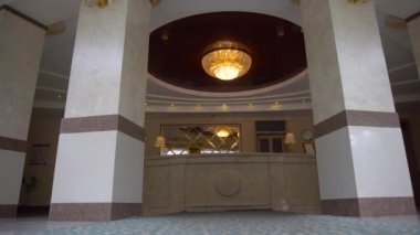 Parlak Otel Lobisi, Resepsiyon Masası, Büyük Kristal Chandelier, İki Sütun, Döşeme Döşemeleri, Boş Otel Lobisi, 4k