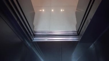 Asansör kapı kapatır