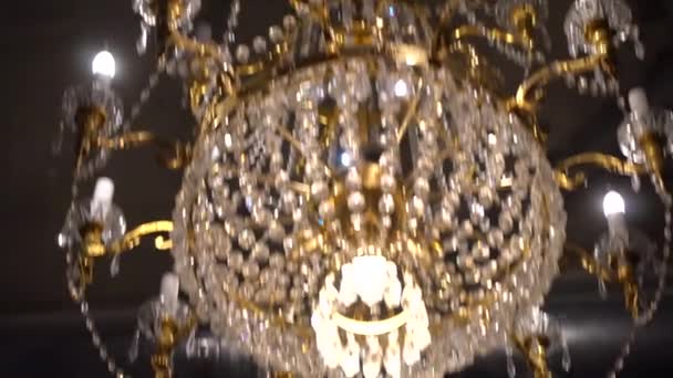 Ein Großer Kristall Kronleuchter Hängt Der Grauen Betondecke Die Lampen — Stockvideo