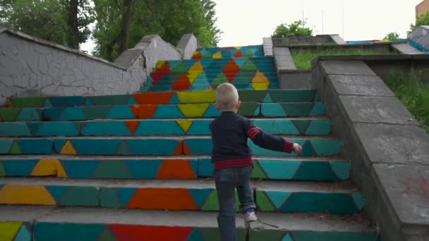 Дитина біжить сходами — стокове відео
