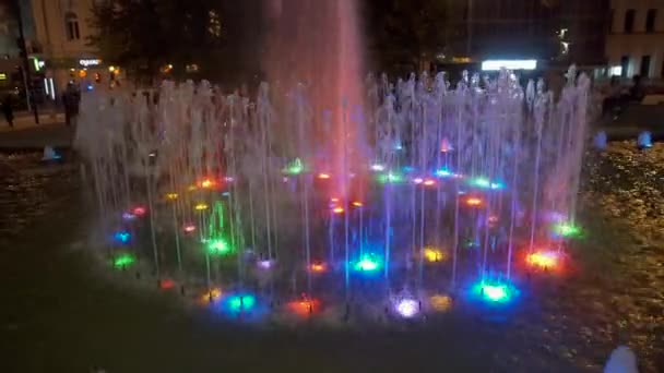 Струменів фонтану вночі — стокове відео