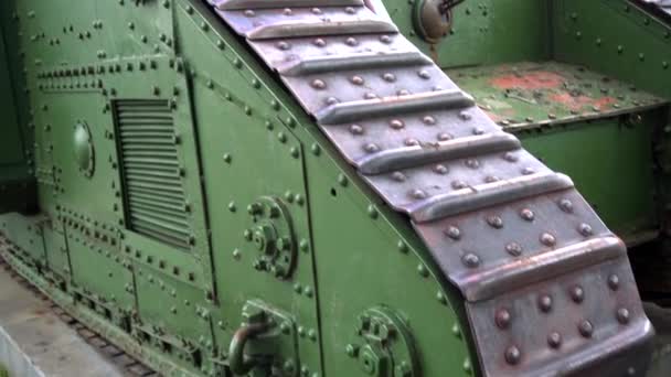 Гусеница на милитарном танке — стоковое видео
