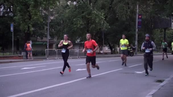Jogging na cidade — Vídeo de Stock