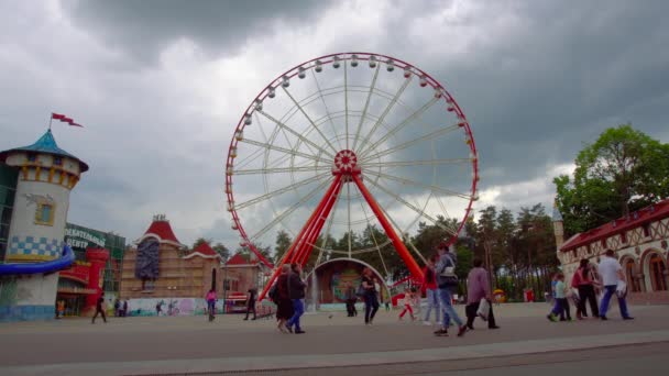 Феррі колесо в парку розваг — стокове відео