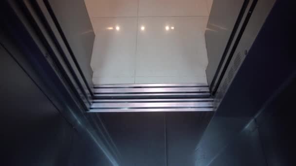 la porte de l'ascenseur se ferme 