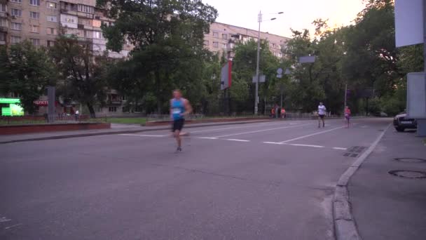 Marathon kör genom staden — Stockvideo