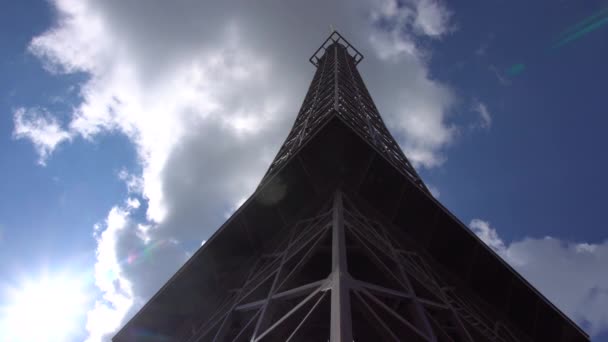 De torenspits van de Eiffeltoren — Stockvideo