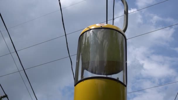 Жовта кабіна Тематичний парк — стокове відео