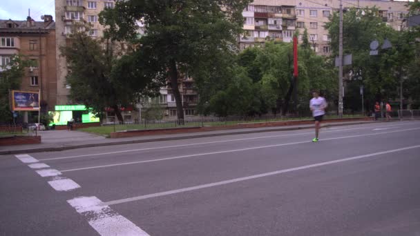 Марафон біжить у місті — стокове відео