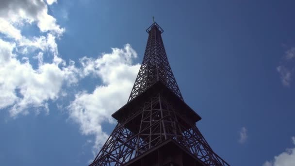 Réplica da Torre Eiffel em um fundo céu — Vídeo de Stock